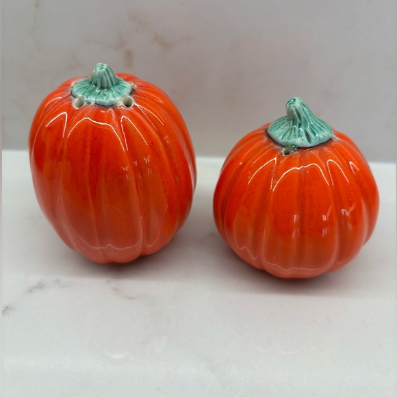 Vintage Bright Orange Ceramic Pumpkin Salt and Pepper Shaker Set Halloween Fall - Picture 2 of 5